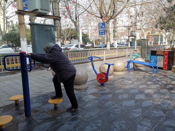 云開·全站apply體育官方平臺 室外健身器材消毒情況堪憂 多數(shù)市民使用并未戴手套
