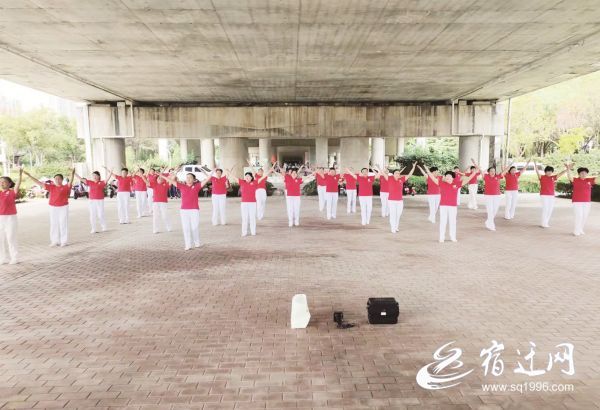 pg麻將胡了試玩平臺 宿遷運河一號橋下有一群廣場舞“發(fā)燒友”
