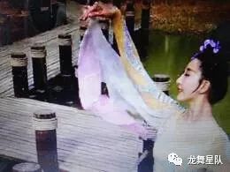 視頻心事廣場(chǎng)蓮舞32步_蓮的心事廣場(chǎng)舞視頻_糖豆廣場(chǎng)舞蓮的心事背面