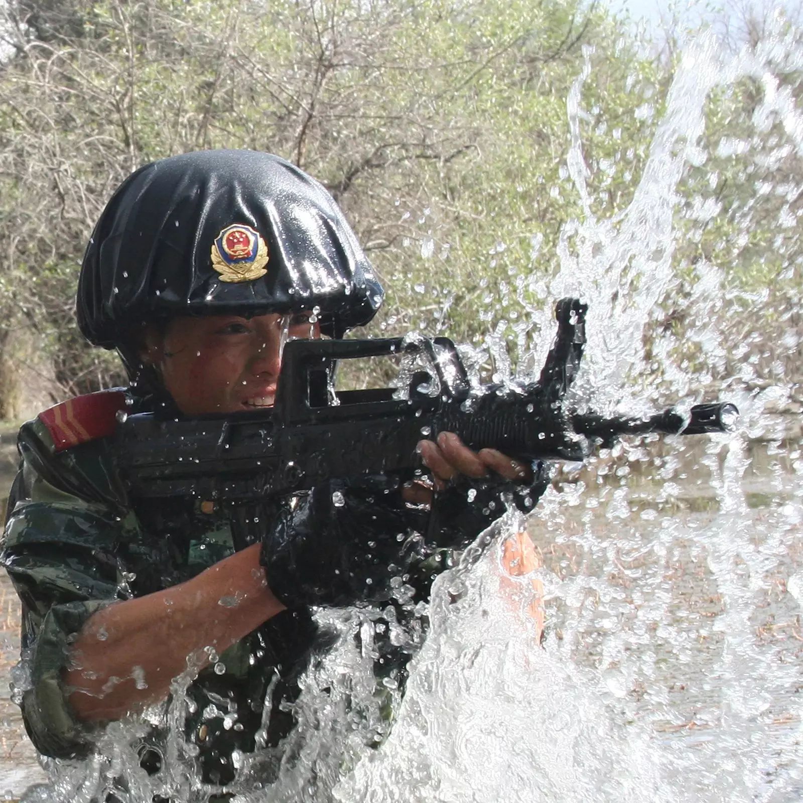 地面壓腿的基本步驟視頻_地面壓前腿的正確方法_地面雙腿壓前腿